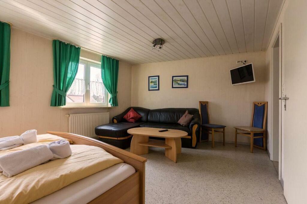 Pension Goldene Mitte Gross-Zimmern Екстер'єр фото