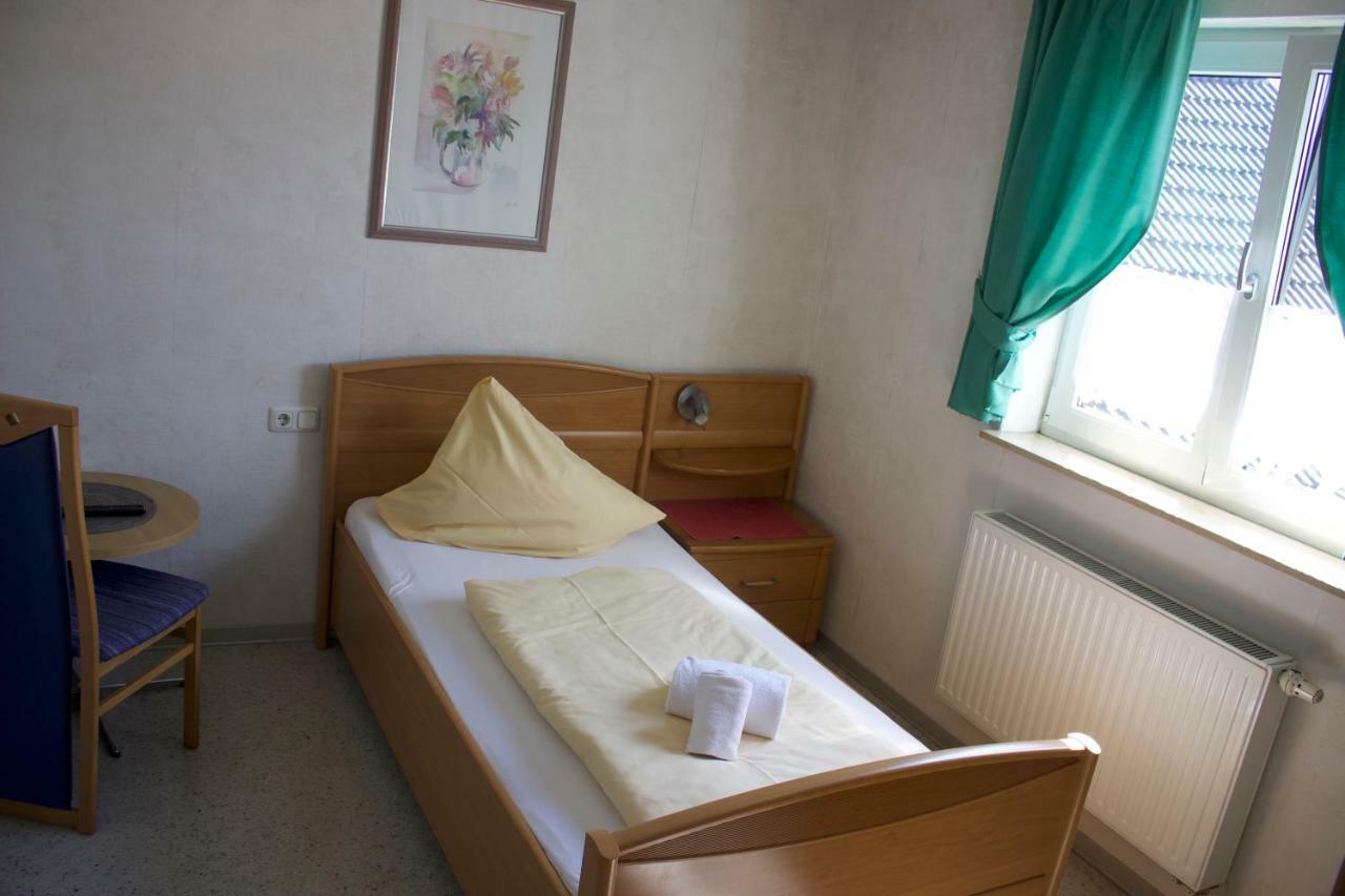 Pension Goldene Mitte Gross-Zimmern Екстер'єр фото