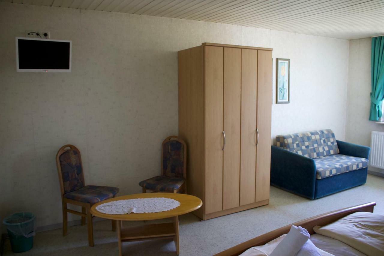 Pension Goldene Mitte Gross-Zimmern Екстер'єр фото