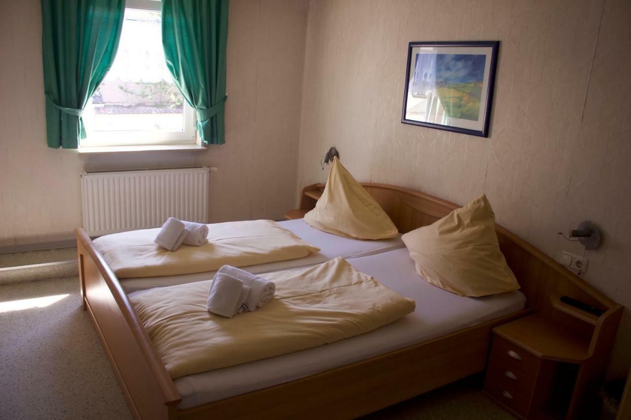 Pension Goldene Mitte Gross-Zimmern Екстер'єр фото